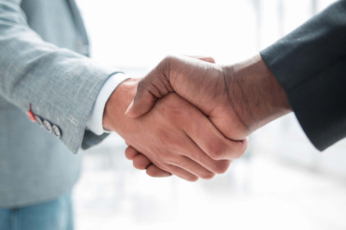 Притворность сделки это. Сделка которая прикрывает другую. Бизнесмен обман. Устный договор. Бизнесмен закрывает фирму.